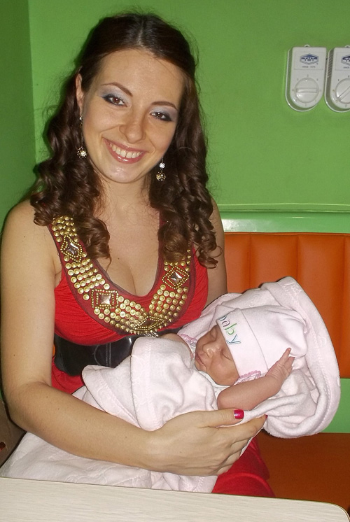 Катя с новорожденной дочкой