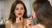 Надоело подкрашивать губы каждый час? Этот трюк заставит держаться даже самую капризную помаду