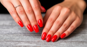 Алый шёпот вместо вызова: весенний маникюр 2026 превращает яркость в статусный аксессуар образа