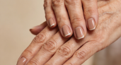 Забудьте про возраст! 9 оттенков маникюра для женщин 50+, от которых руки молодеют на глазах