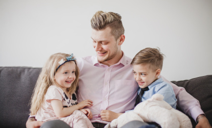 В России задумались о поощрении отцов: хотят ввести одно звание