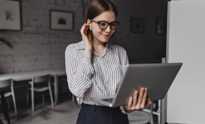 Психологи призвали работодателей хвалить работников-зумеров: "виноваты" родители