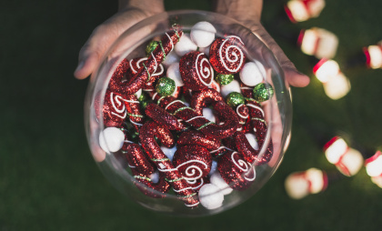 Соблазн велик: как убедить ребенка не съедать все сладости из новогоднего подарка