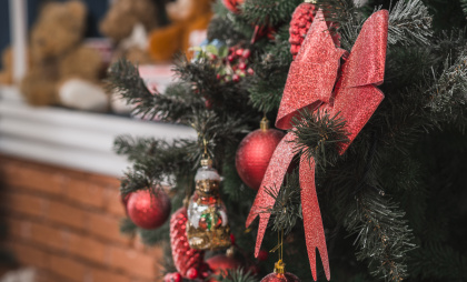 Какая новогодняя елка безопаснее для детской комнаты