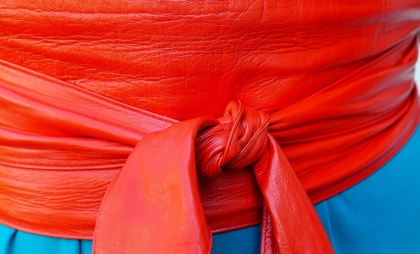 Не просто штаны поддержать: ремень превратился в модный акцент в сезоне 2026