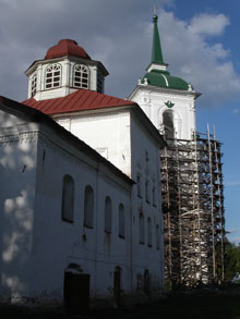 Каргополь. Соборная колокольня и Введенская церковь