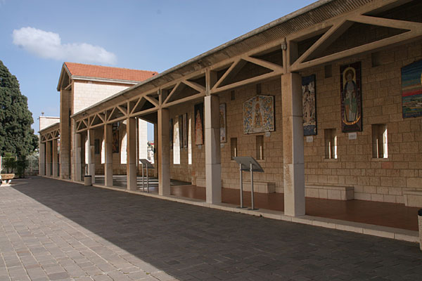 Галерея двора католического собора Благовещения в Назарете