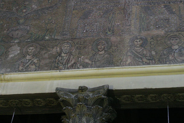Древние мозаики на стенах базилики