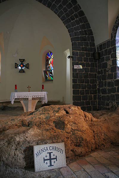 Престол храма на камне, где был Чудесный обед по Воскресении Христовом