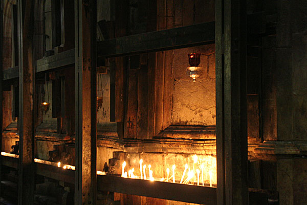 Свечи у стен Кувуклии
