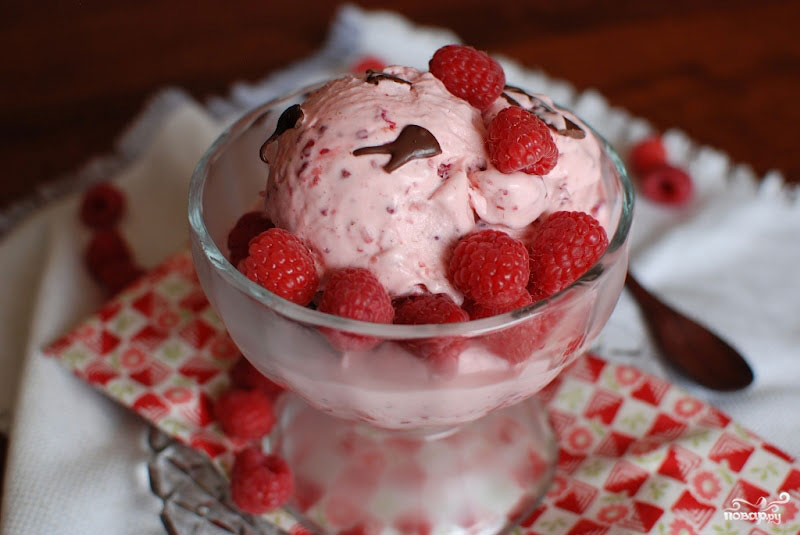 Порционное мороженое с ягодами