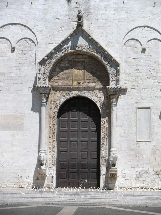 Врата храма святого Николая, архиепископа Мир Ликийских