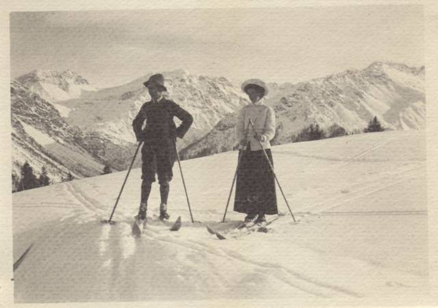 Женщина в юбке на горных лыжах