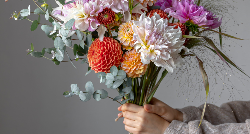 Не просто набор цветов, а способ сказать о любви: какие букеты не стоит дарить на День матери