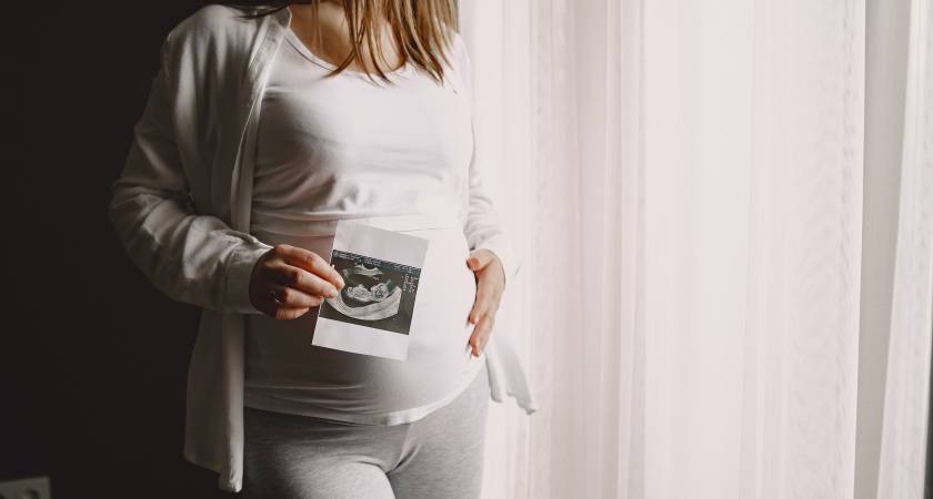 В декрет - с первого триместра: будущих мам хотят отправлять на отдых раньше