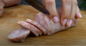 Кладем вареное мясо в бутылку — а наутро вкусная колбаса готова: никакой химии и консервантов — идеально на бутерброды
