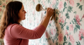 Обои вышли из моды: умные люди теперь покрывают стены «вечным» материалом — не царапается и служит 20 лет