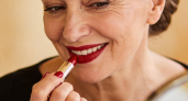 Наносим помаду после 50 лет правильно и не подчеркиваем морщины: 4 трюка визажистов