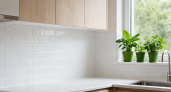 Фартук из плитки и пластика — прошлый век: теперь на кухне господствует новый тренд — красивее и удобнее