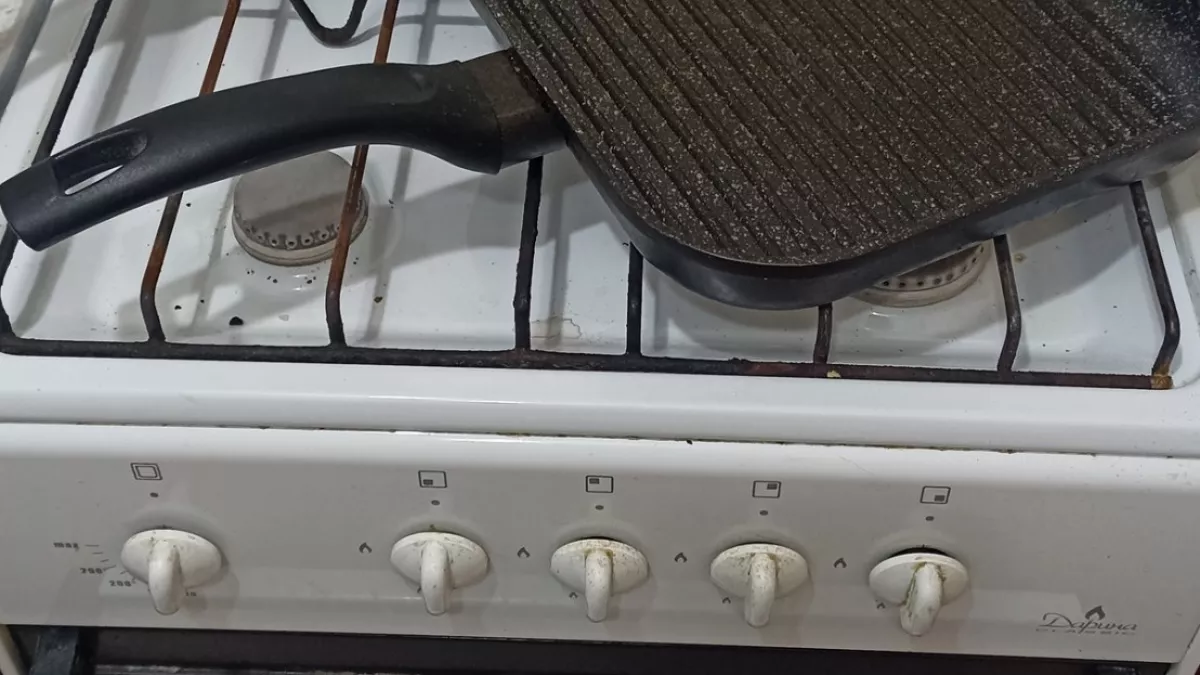 Не трите их зубной щеткой: вот как быстро отмыть от грязи и жира ручки плиты - гениальный лайфхак