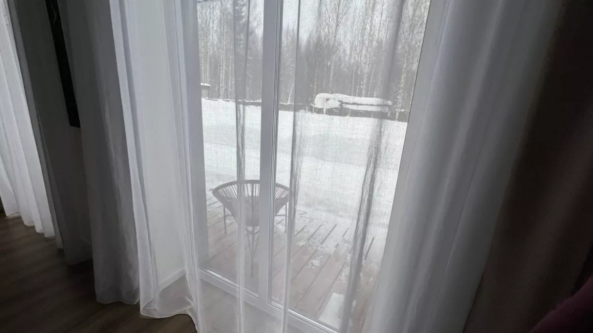 Вешать шторы на карнизы больше не в модно - умные хозяйки нашли отличную альтернативу: в 2026 это тренд